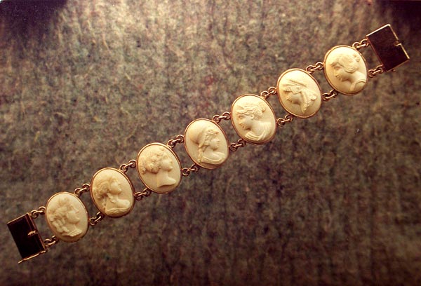 bracelet-with-cameos